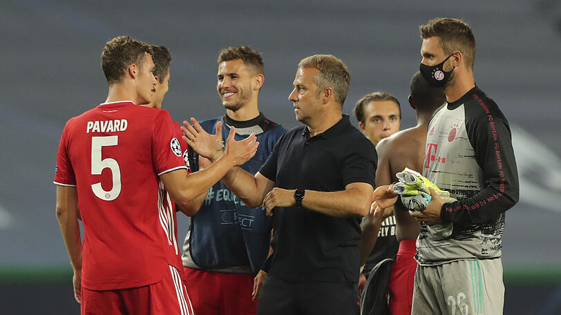 Der FC Bayern um Trainer Hansi Flick (m.) steht im Finale der Champions League.