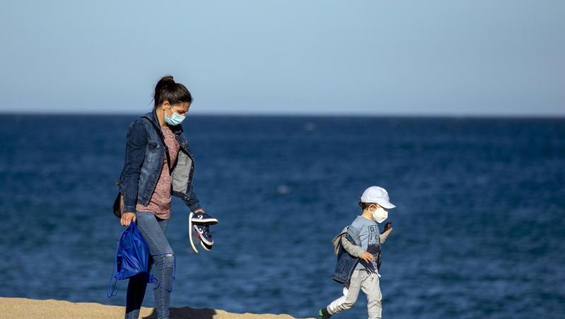 Eine Frau und ihr Sohn an einem Strand in der Nähe von Barcelona in Spanien. Eine Frau und ihr Sohn an einem Strand in der Nähe von Barcelona in Spanien.