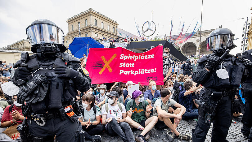 Aktivisten blockierten während der "IAA Mobility" 2021 auf dem Open Space am Odeonsplatz den Stand von Mercedes Benz. Aktivisten blockierten während der "IAA Mobility" 2021 auf dem Open Space am Odeonsplatz den Stand von Mercedes Benz.