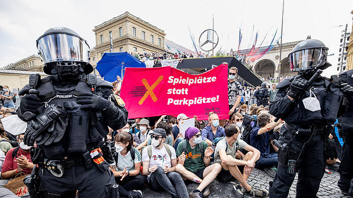 Aktivisten blockierten während der "IAA Mobility" 2021 am Odeonsplatz den Stand von Mercedes Benz. Nun befassen sich Bezirksausschüsse mit den Beschwerden der Anwohner. (Archivbild)