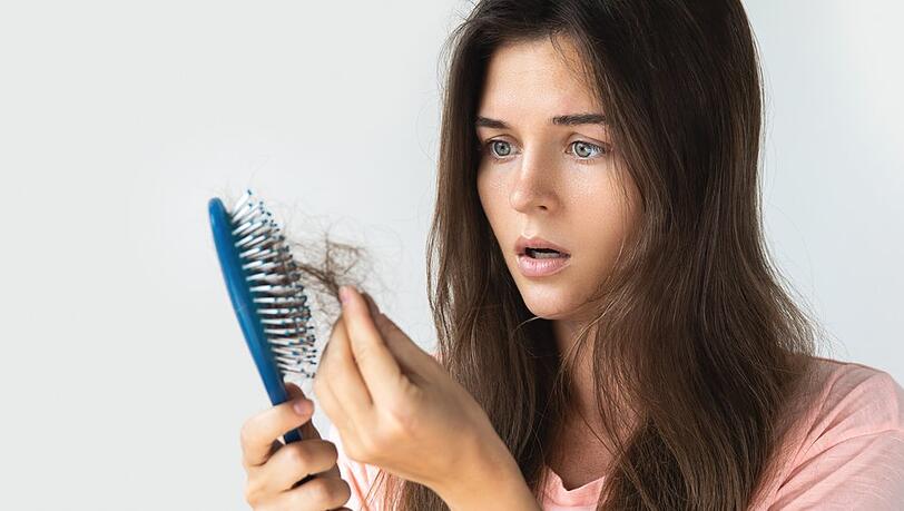 Frauen verlieren etwa 100 Haare pro Tag.