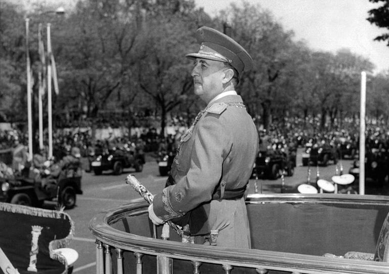 Spaniens Diktator Francisco Franco nimmt von der Tribüne des Präsidentenpalastes eine Parade ab (Archivfoto von 1959).