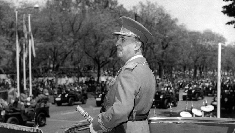 Spaniens Diktator Francisco Franco nimmt von der Tribüne des Präsidentenpalastes eine Parade ab (Archivfoto von 1959). Spaniens Diktator Francisco Franco nimmt von der Tribüne des Präsidentenpalastes eine Parade ab (Archivfoto von 1959).