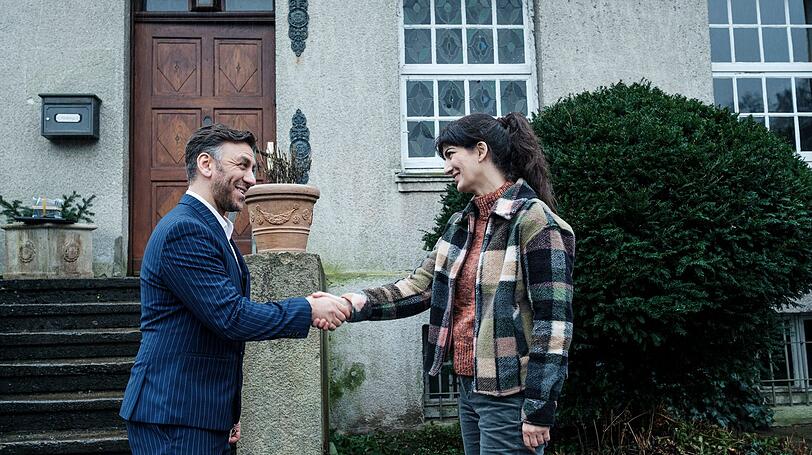 In jeder Folge hat Mehmet (Cem Ali Gültekin) einen neuen Job. Diesmal ist er unter die Immobilienmakler gegangen und hat es geschafft, das als Spukhaus gefürchtete Anwesen von Inge Nolden nach 30 Jahren zu vermieten. Noch freut sich die neue Mieterin Lena Helbing (Joanna Kitzl). In jeder Folge hat Mehmet (Cem Ali Gültekin) einen neuen Job. Diesmal ist er unter die Immobilienmakler gegangen und hat es geschafft, das als Spukhaus gefürchtete Anwesen von Inge Nolden nach 30 Jahren zu vermieten. Noch freut sich die neue Mieterin Lena Helbing (Joanna Kitzl).