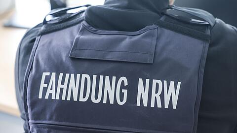 Mit einer gro&szlig;angelegten Razzia gehen Beh&ouml;rden gegen ein System von Scheinfirmen vor. (Archivbild)