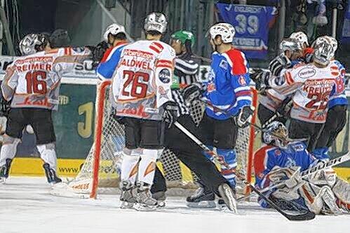 Von wegen besinnliche Vorweihnachtszeit: Beim der bitteren 1:2-?Heimpleite der Ice Tigers gegen die Düsseldorfer Metro Stars flogen die ordentlich Fetzen.