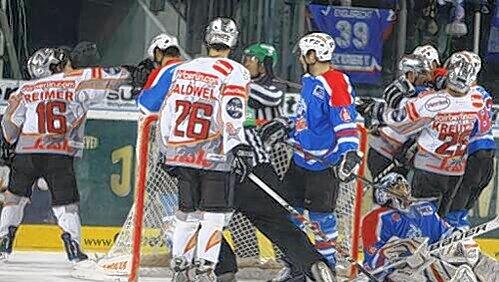 Von wegen besinnliche Vorweihnachtszeit: Beim der bitteren 1:2-?Heimpleite der Ice Tigers gegen die Düsseldorfer Metro Stars flogen die ordentlich Fetzen. Von wegen besinnliche Vorweihnachtszeit: Beim der bitteren 1:2-?Heimpleite der Ice Tigers gegen die Düsseldorfer Metro Stars flogen die ordentlich Fetzen.