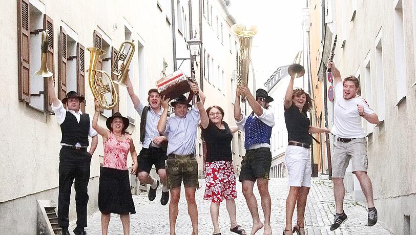 Wer beim Niederbayrischen Musikantenstammtisch mitmachen will, muss schweben können – heute im Fraunhofer-Innenhof. Wer beim Niederbayrischen Musikantenstammtisch mitmachen will, muss schweben können – heute im Fraunhofer-Innenhof.
