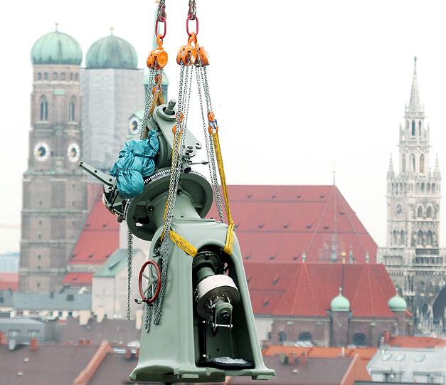 Fernrohr vor Frauenkirche: Das Instrument wurde zurück in die Sternwarte gehoben.