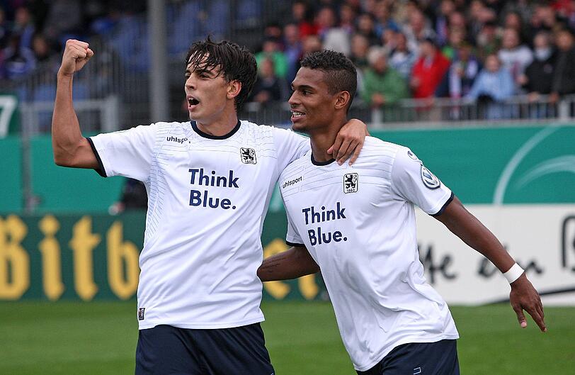 Feiern den Sieg gegen Kiel: Edu Bedia (l.) und Doppeltorschütze Rubin Okotie.
