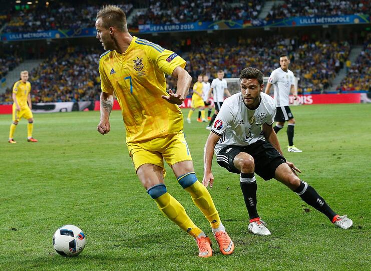 Jonas Hector Note 3: Turnierdebüt für den Linksverteidiger &ndash; und gleich mit guter Chance aufs 1:0. Traf den Ball jedoch nicht richtig. Der Kölner mit ganz guten Vorstößen, nach hinten aber ausbaufähig in Sachen Sicherheit.