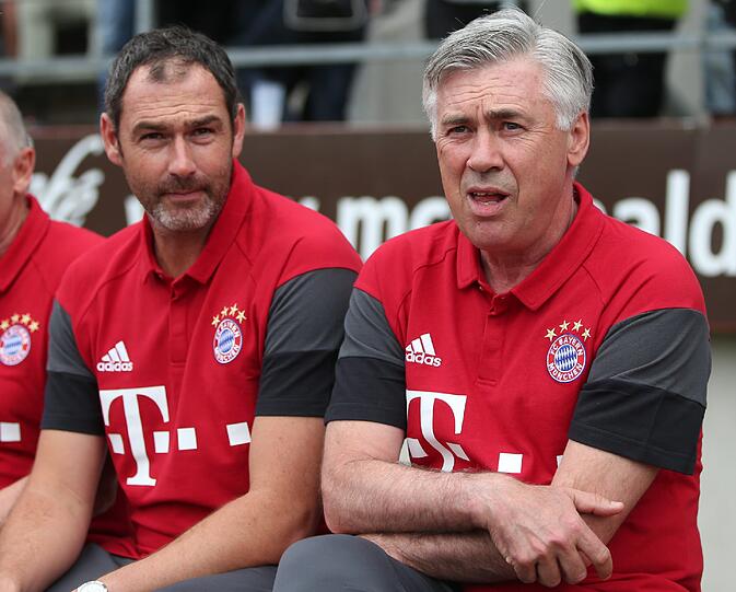 Souverän gewinnen die Bayern mit 3:0 in Landshut. Die Partie steht im Schatten des Amoklaufs von München. Sehen Sie hier die Bilder des Spiels.