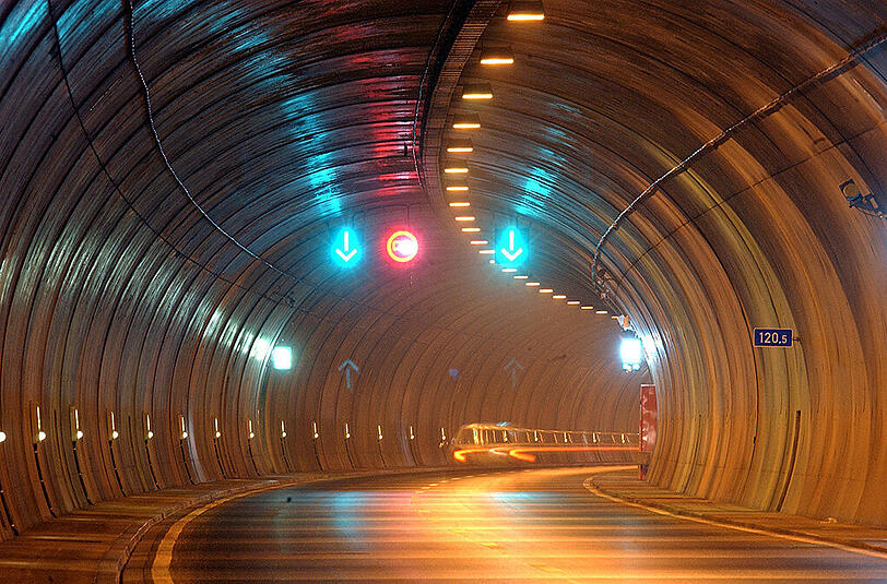 Im Rennsteigtunnel warnt ein neues System vor Geisterfahrern.