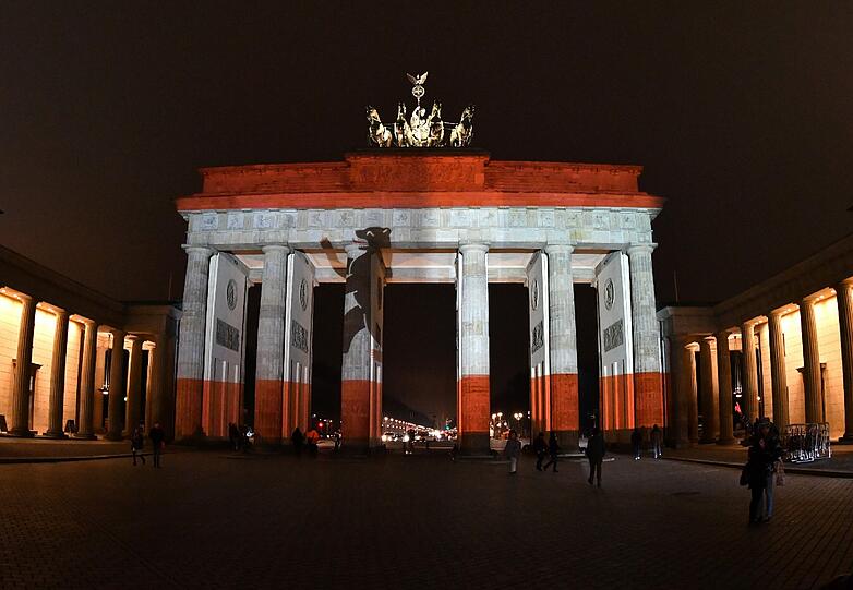 Im Gedenken an die Opfer wurde das Brandenburger Tor beleuchtet und ein Gedenkgottesdienst fand statt.