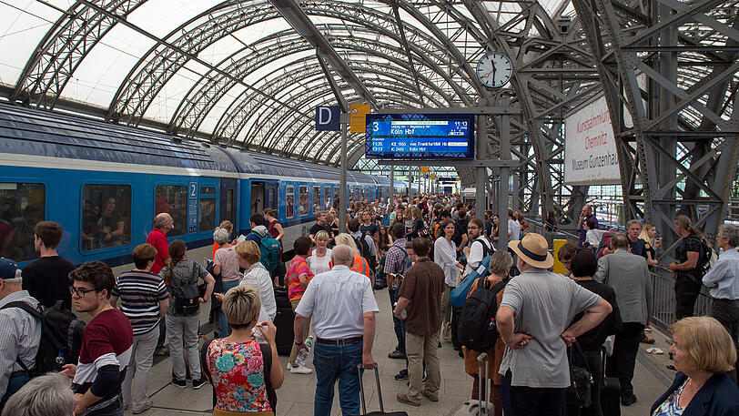 Zugreisende warten auf einem Gleis im Hauptbahnhof in Dresden. Auf die Bahn wurden Brandanschläge verübt, die nach Einschätzung des Operativen Abwehrzentrums (OAZ) der sächsischen Polizei möglicherweise einen Bezug zum G20-Gipfel in Hamburg stehen.