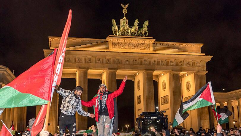 Pro-Palästinensische Demonstranten protestieren am Brandenburger Tor vor der US-amerikanischen Botschaft in Berlin gegen die Entscheidung der USA, die Stadt Jerusalem als Hauptstadt Israels anzuerkennen.