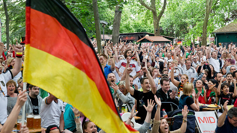 Kollektive Begeisterung: Deutschland-Fans beim Public Viewing (hier in einem Nürnberger Biergarten).