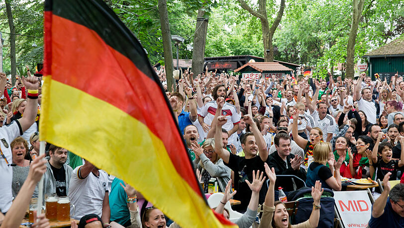 Kollektive Begeisterung: Deutschland-Fans beim Public Viewing (hier in einem Nürnberger Biergarten). Kollektive Begeisterung: Deutschland-Fans beim Public Viewing (hier in einem Nürnberger Biergarten).