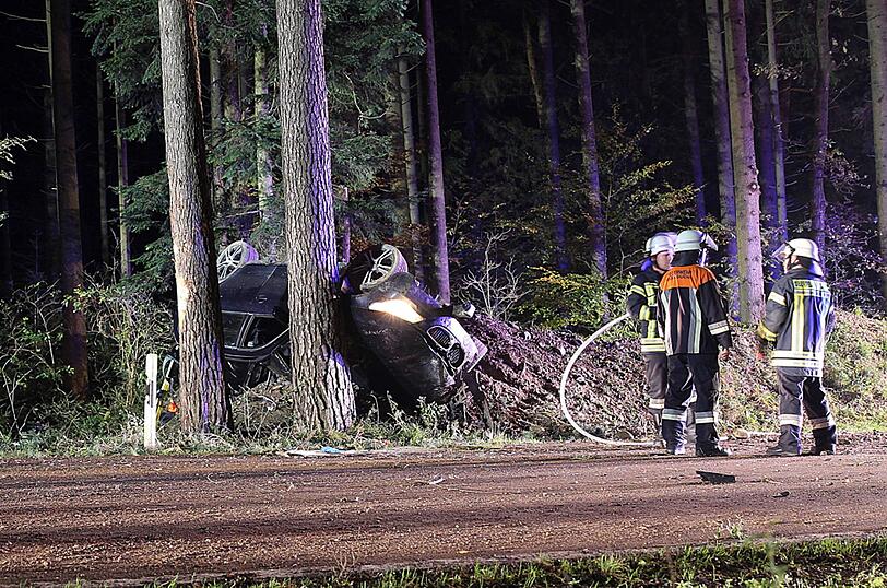 Zu schnell und dann auch noch Alkohol um Blut: Ein 25-Jähriger verursacht einen schweren Verkehrsunfall.