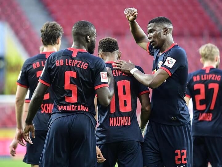 Leipzigs Spieler bejubeln das Tor zum zwischenzeitlichen 2:1 durch Christopher Nkunku (M).