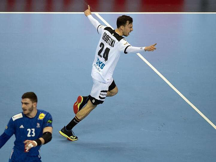 Patrick Groetzki (r) jubelt nach einem Treffer. Links Frankreichs Ludovic Fabregas.