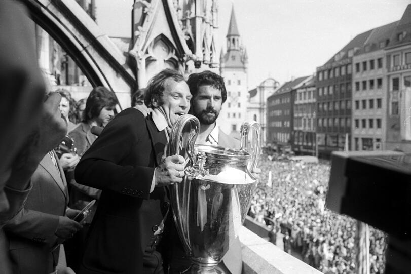 Europacup-Triumph 1975: Müller mit Roth auf dem Rathausbalkon.