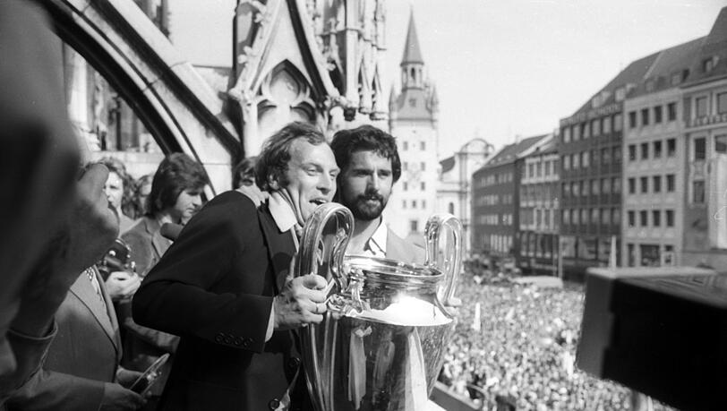 Europacup-Triumph 1975: Müller mit Roth auf dem Rathausbalkon. Europacup-Triumph 1975: Müller mit Roth auf dem Rathausbalkon.