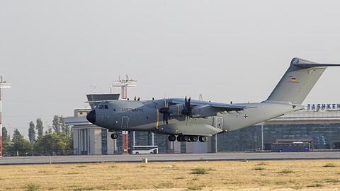 Ein Transportflugzeug Airbus A400M der Bundeswehr landet mit aus Kabul evakuierten Personen an Bord auf dem Flughafen in Taschkent.