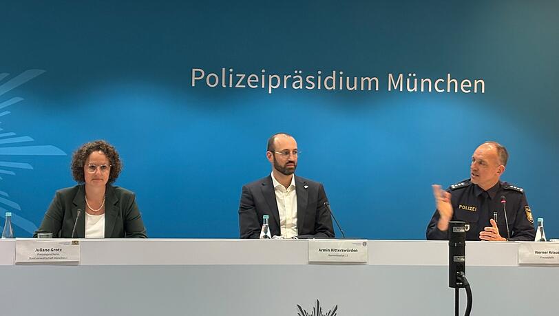 Staatsanwältin Juliane Grotz als Gruppenleiterin (links) und Kriminalrat Armin Ritterswürden (Leiter des Kommissariats 11, Mitte) bei der Pressekonferenz im Polizeipräsidium München. Staatsanwältin Juliane Grotz als Gruppenleiterin (links) und Kriminalrat Armin Ritterswürden (Leiter des Kommissariats 11, Mitte) bei der Pressekonferenz im Polizeipräsidium München.