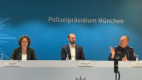 Staatsanwältin Juliane Grotz als Gruppenleiterin (links) und Kriminalrat Armin Ritterswürden (Leiter des Kommissariats 11, Mitte) bei der Pressekonferenz im Polizeipräsidium München.