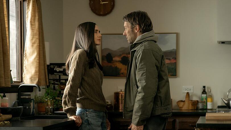 Zunehmend paranoid: Manchmal weiß Daniela (Jennifer Connelly) nicht, ob sie der richtigen Version von Jason (Joel Edgerton) gegenübersteht. Zunehmend paranoid: Manchmal weiß Daniela (Jennifer Connelly) nicht, ob sie der richtigen Version von Jason (Joel Edgerton) gegenübersteht.