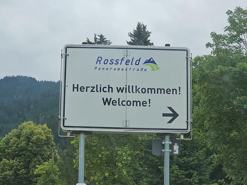 H&ouml;chste durchgehend befahrbare Stra&szlig;e Deutschlands: Hinweisschild an der Auffahrt zur Ro&szlig;feld-Panoramastra&szlig;e.