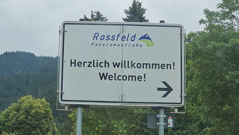 Höchste durchgehend befahrbare Straße Deutschlands: Hinweisschild an der Auffahrt zur Roßfeld-Panoramastraße. Höchste durchgehend befahrbare Straße Deutschlands: Hinweisschild an der Auffahrt zur Roßfeld-Panoramastraße.