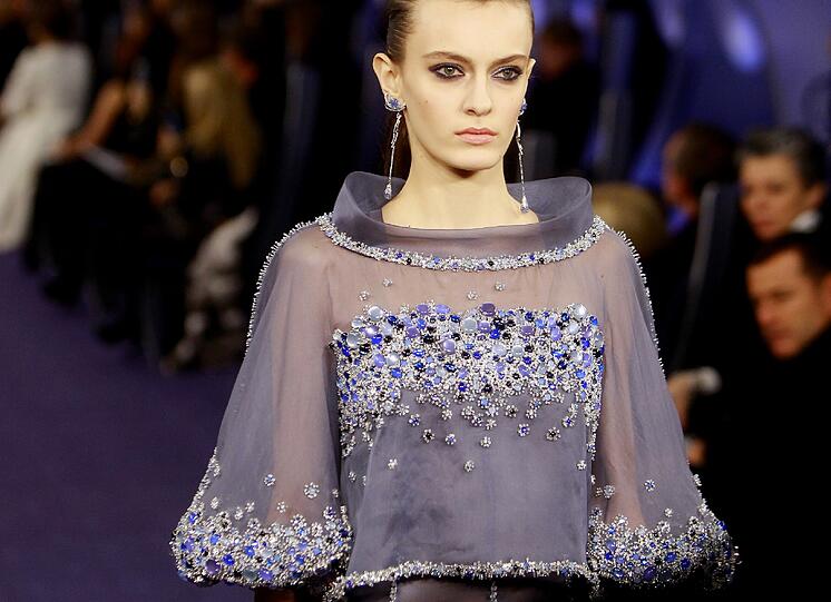 Lagerfeld präsentiert die hohe Schneiderkunst: Haute Couture in Paris. Die Bilder