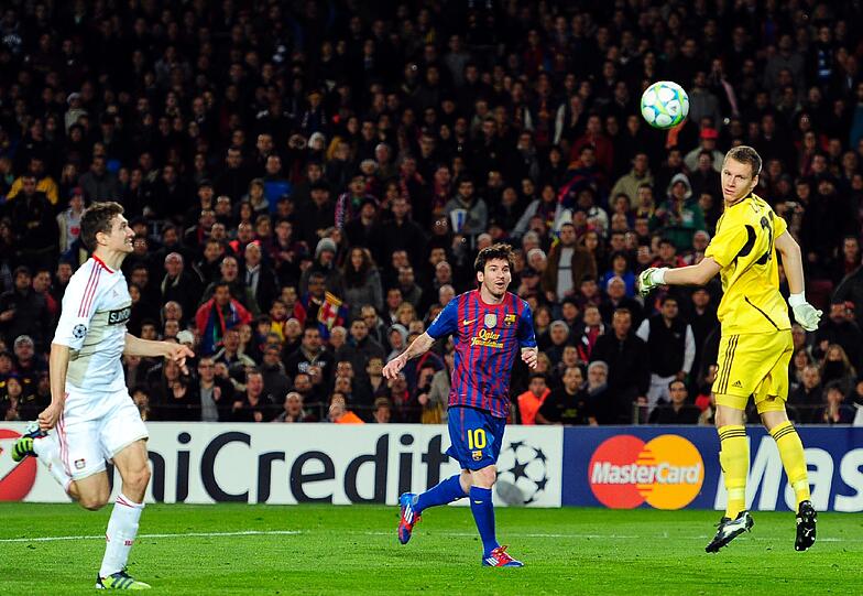 Beginn eines Debakels: Barca-Superstar Messi (Mitte) schließt lässig ab, Bayer-Schlussmann Leno (re.) kann dem Ball nur hinterher schauen.