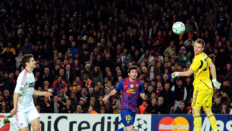 Beginn eines Debakels: Barca-Superstar Messi (Mitte) schließt lässig ab, Bayer-Schlussmann Leno (re.) kann dem Ball nur hinterher schauen. Beginn eines Debakels: Barca-Superstar Messi (Mitte) schließt lässig ab, Bayer-Schlussmann Leno (re.) kann dem Ball nur hinterher schauen.