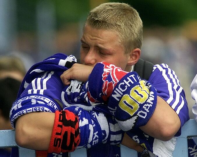 Auf Platz 6 liegt der FC Schalke 04 mit 1980 Punkten. Eine Meisterschaft in der Bundesliga bleib den Gelsenkirchnern allerdings bislang verwehrt. In der Saison 2000/01 wähnten sie sich zwar schon als Meister. Aber der FC Bayern schnappte ihnen in letzter Sekunde die Schale weg.