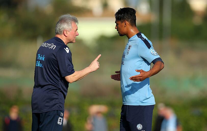 Rubin Okotie stritt sich am Freitag mit Trainer Benno Möhlmann und musste sich von Sportchef Oliver Kreuzer beruhigen lassen.