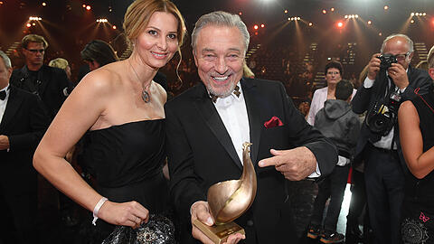 Der strahlende Gewinner des Abends ist Karel Gott (hier mit seiner Frau Ivana), der mit dem Ehrenpreis für sein Lebenswerk ausgezeichnet wird.