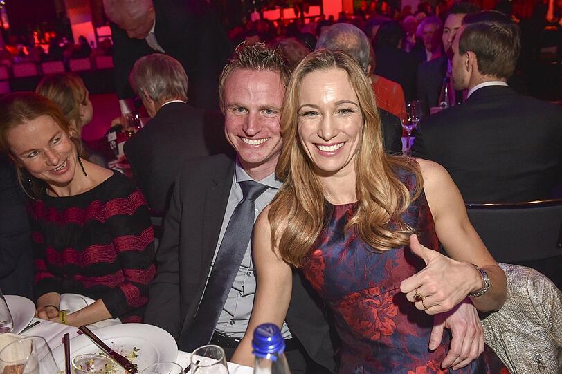 Christine Theiss stoß mit Ehemann Hans Theiss auf ihren Monaco-Preis an