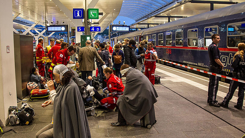In Salzburg sind am frühen Freitagmorgen zwei Züge zusammengestoßen. Die Bilder vom Zugunglück.