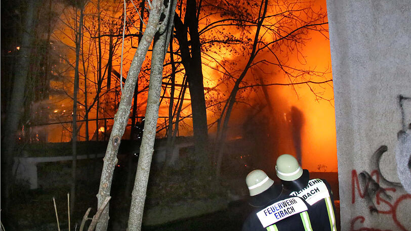 Das Sägewerk brannte komplett ab, verletzt wurde niemand, die Brandursache ist allerdings noch unklar. Die Bilder vom Feuerwehreinsatz in Dorfen.