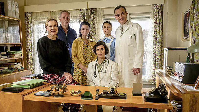 Ein Teil des Teams von Staffel drei von "Charité": Regisseurin Christine Hartmann (v.l.), Kamera Holly Fink, Muriel Bielenberg, Nina Kunzendorf, Patricia Meeden und Anatole Taubman