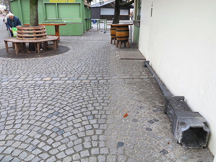 Beim Herangehen sieht man, dass die Laterne abgebrochen ist.
