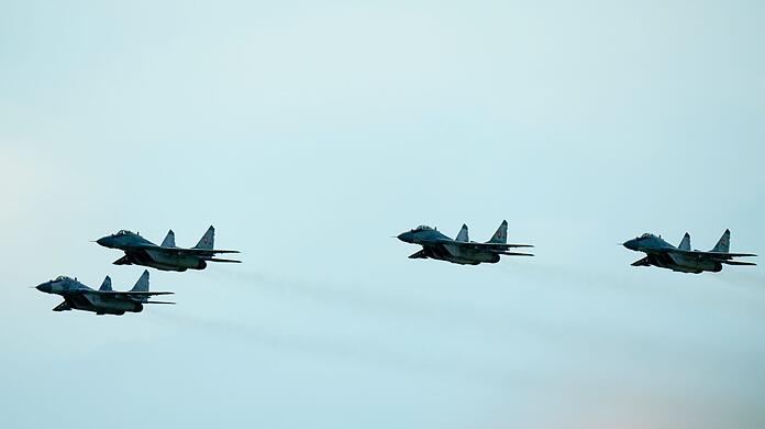 Kampfjets vom Typ MiG-29 während einer Flugshow (Archivbild).