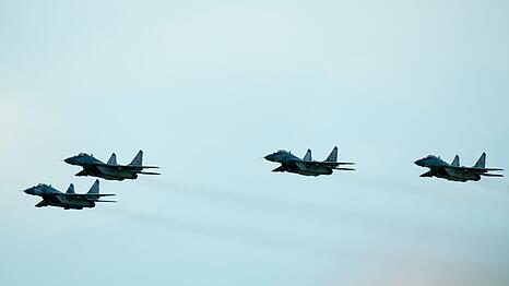 Kampfjets vom Typ MiG-29 während einer Flugshow (Archivbild).