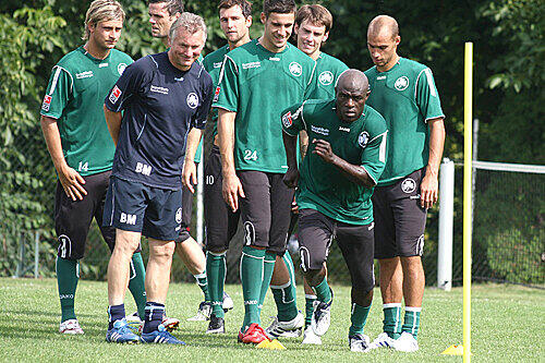 Fit, flink und wild entschlossen, sich bei Kleeblatt-Trainer Benno Möhlmann für ein Engagement bei Greuther Fürth zu empfehlen: Kameruns Ein-Länderspiel-Verteidiger Haman Sadjo.