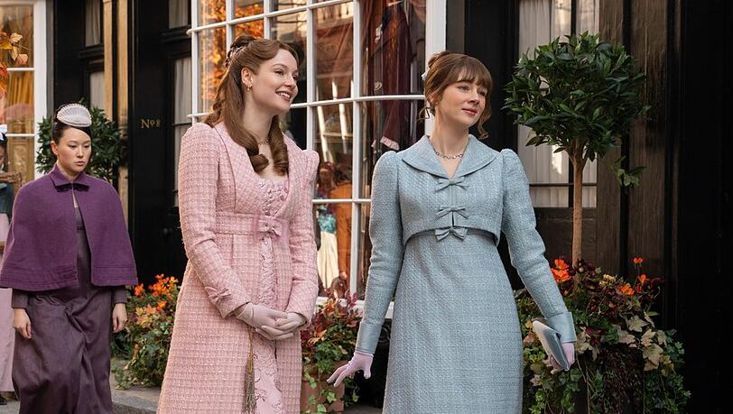Hannah Dodd als Francesca Bridgerton und Claudia Jessie als Eloise Bridgerton (r.): Wer steht in der neuen "Bridgerton"-Staffel im Mittelpunkt?