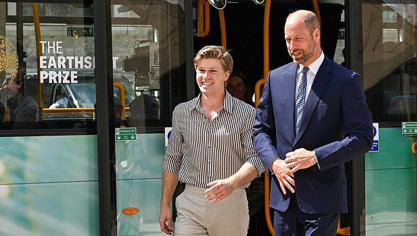 In Begleitung von Robert Irwin stieg Prinz William am Dienstag in London aus einem der bekannten Londoner Doppeldecker. In Begleitung von Robert Irwin stieg Prinz William am Dienstag in London aus einem der bekannten Londoner Doppeldecker.