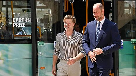 In Begleitung von Robert Irwin stieg Prinz William am Dienstag in London aus einem der bekannten Londoner Doppeldecker.